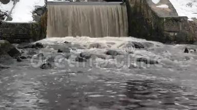 4城市公园的一条小河上有岩石的K泥水瀑布。 拉脱维亚里加。
